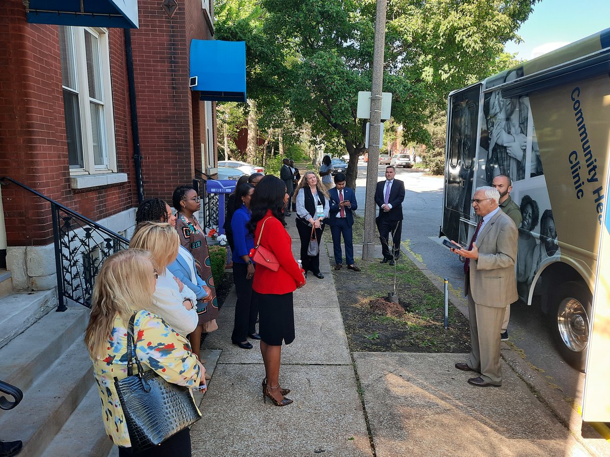 During the visit, LIV's directors conducted a briefing and gave a tour of the facility and the partnered ARCA Mobile Unit.  Dr. @MatiH_ID, Dr. Julie Gary, and @saintlouismayor also attended in support of the work and partnership with our Behavioral Health Bureau.