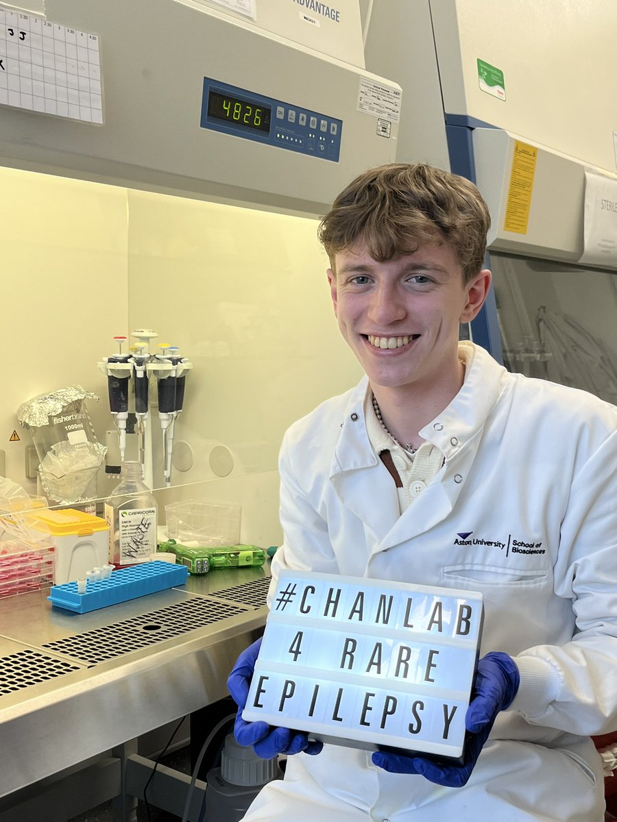 Dr_FelixChan's tweet photo. Debuting the new addition to our #ChanLab branding - this new light sign has brought smiles to all of our faces.

Featuring Jake Whitaker, one of our talented placement student from @UniofBath. Proudly working with @CureDhdds and #UKRET network to study #RareEpilepsy. https://t.co/rwBxmWRM1r