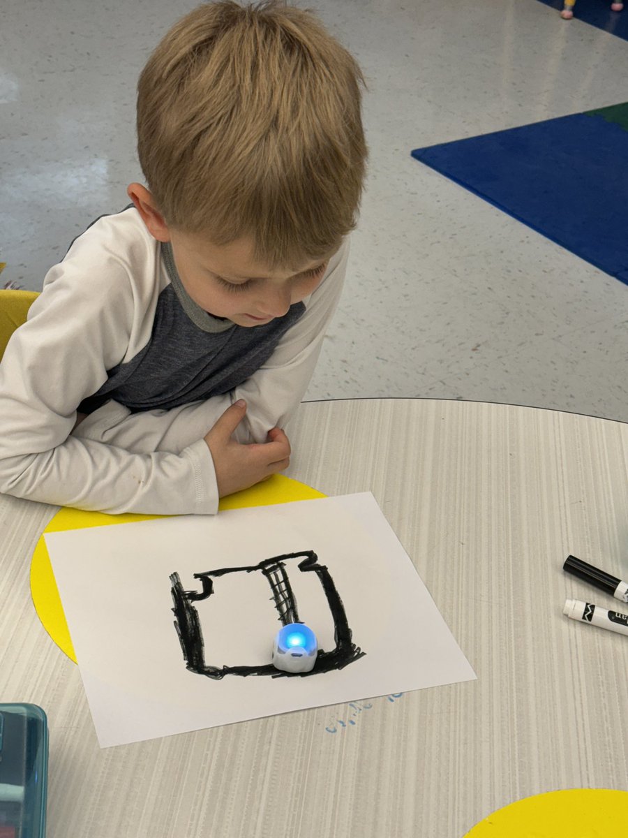 missweinstein39's tweet photo. @klaifskinders class are working on their coding skills as we work with @Ozobot 🤩 #coding https://t.co/GKXCEw6ull