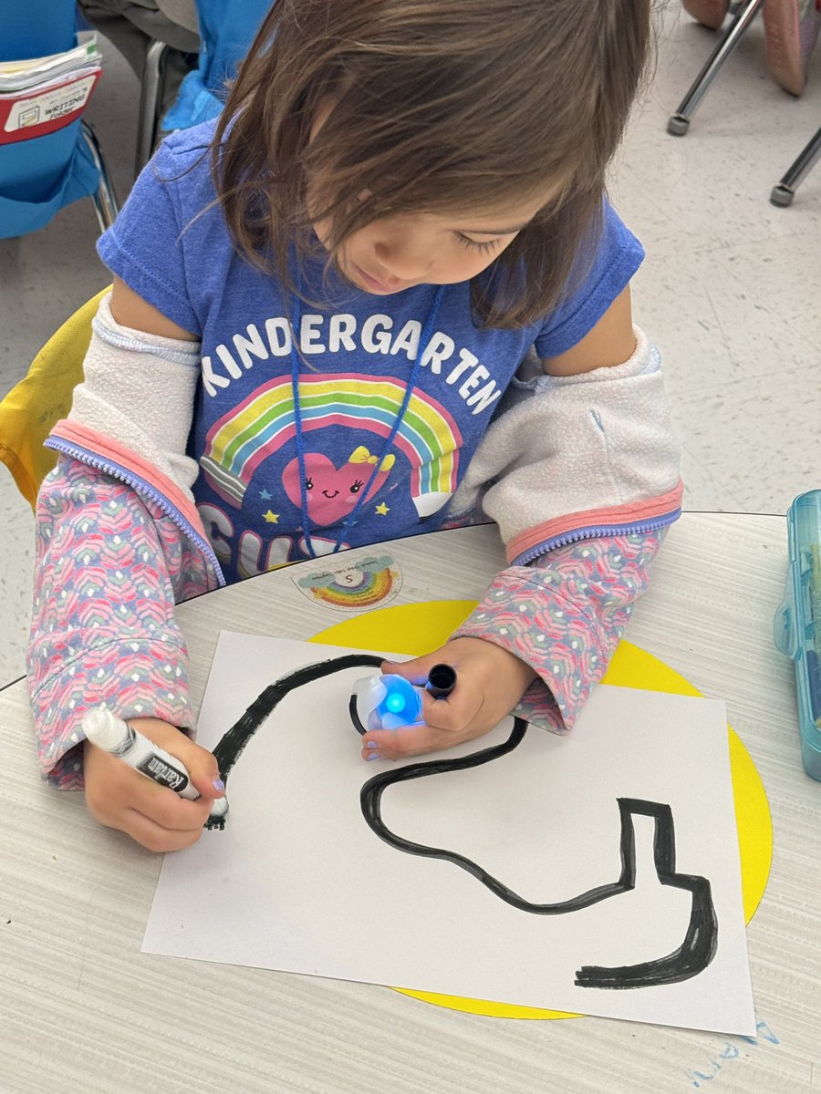 missweinstein39's tweet photo. @klaifskinders class are working on their coding skills as we work with @Ozobot 🤩 #coding https://t.co/GKXCEw6ull