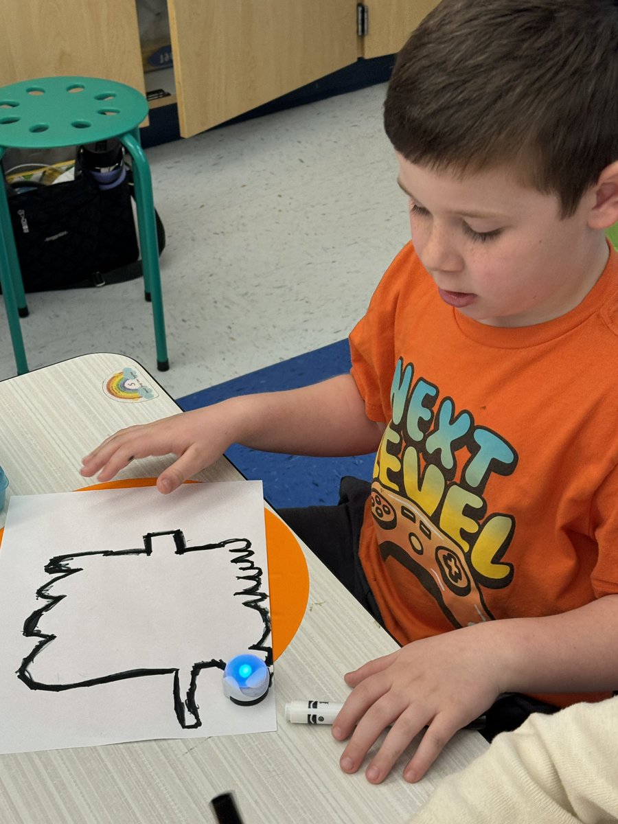 missweinstein39's tweet photo. @klaifskinders class are working on their coding skills as we work with @Ozobot 🤩 #coding https://t.co/GKXCEw6ull