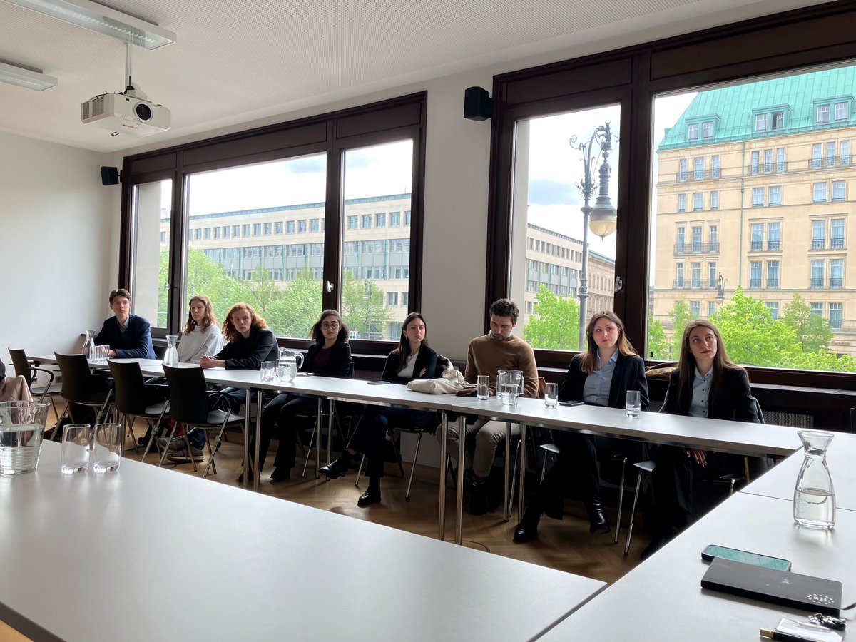 🇩🇪🇪🇺🇮🇹 We thank <a href="/landnrw/">Staatskanzlei NRW</a> for having had the interns of our office last week in Berlin for the event "The importance of the European elections - a view from the European Regions" and Head of Political Section <a href="/ManicaHauptman/">Manica</a> for her profitable Q&amp;A session.