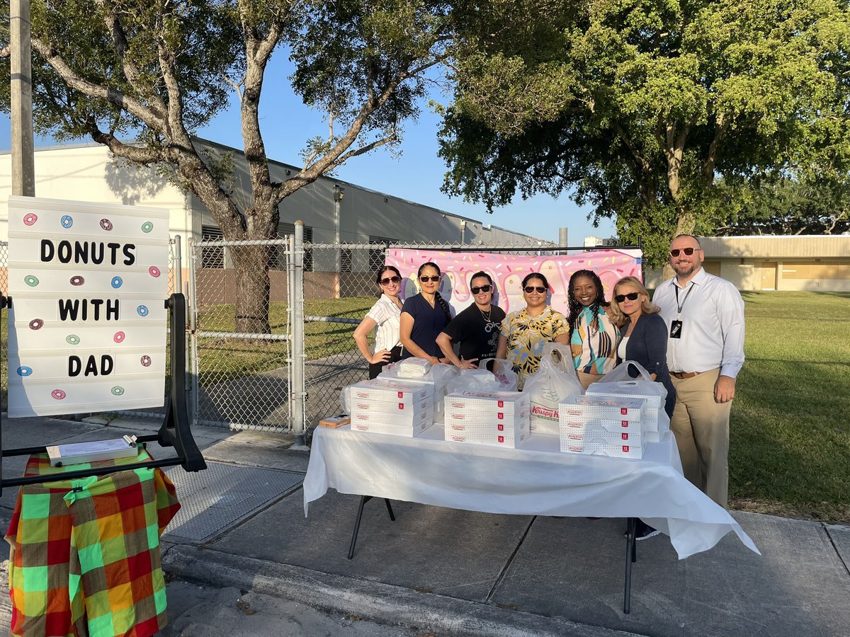 🍩 Honoring the unsung heroes of education with #DonutsWithDad! Celebrating fathers who play a vital role in shaping our future. @MDCPS @SuptDotres @MDCPSSouth @MDCPSCommunity @ParentAcadMiami @CampbellDriveK8 #YourBestChoiceMDCPS #KeepItFireDragons 🐉🔥 #FathersInEducation🎉