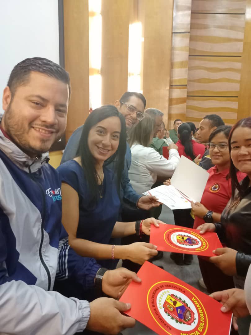 FONPYME_VE's tweet photo. 1/3  @FONPYME_VE certificó a 121 emprendedores de la @Milicia_B1 en las instalaciones del Observatorio Cagigal en Caracas, con la finalidad de seguir apoyando al pueblo productor en el desarrollo de sus actividades económicas.

@orlandobecerrav https://t.co/A0MjYkGJzj