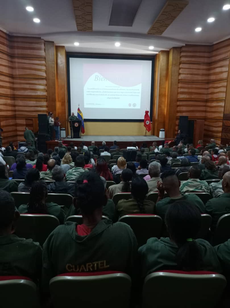 FONPYME_VE's tweet photo. 1/3  @FONPYME_VE certificó a 121 emprendedores de la @Milicia_B1 en las instalaciones del Observatorio Cagigal en Caracas, con la finalidad de seguir apoyando al pueblo productor en el desarrollo de sus actividades económicas.

@orlandobecerrav https://t.co/A0MjYkGJzj