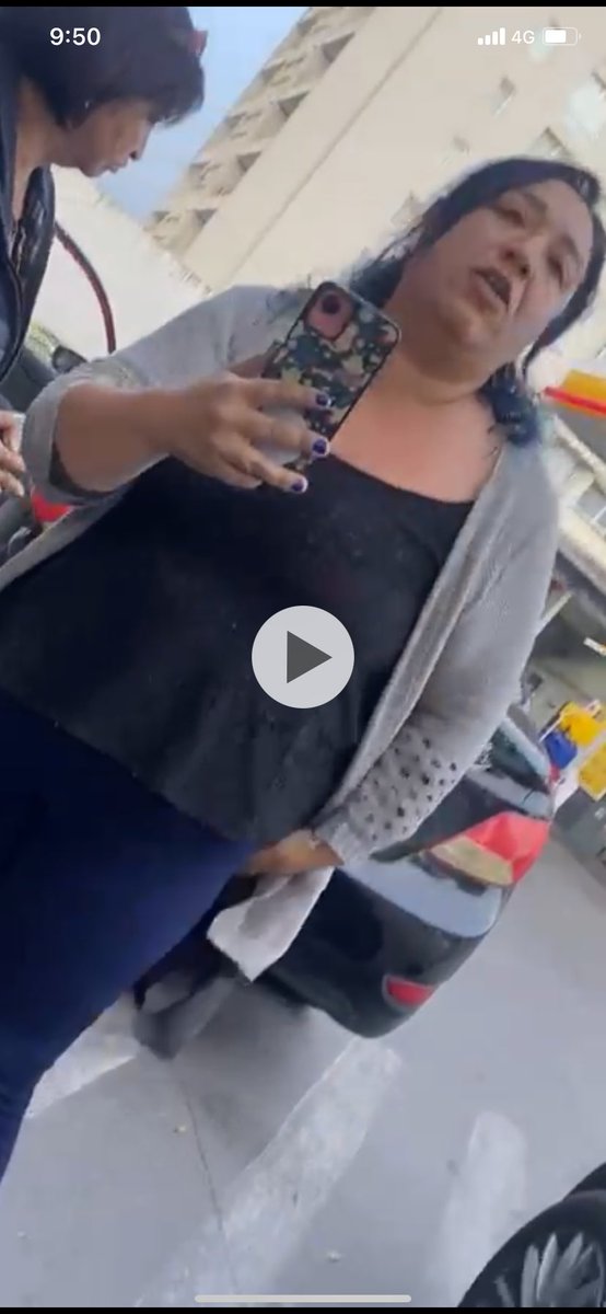 PaulaAcubens's tweet photo. Hoy en la mañana tuve un accidente con un colectivo, alterados nos empezaron a grabar ademas en la caida el telefono salio volando y la mujer se lo robo, necesitamos solo recuperar el tlf, al decir que llamaroamos a carabineros se fueron corriendo https://t.co/Uz0vIhyDwF