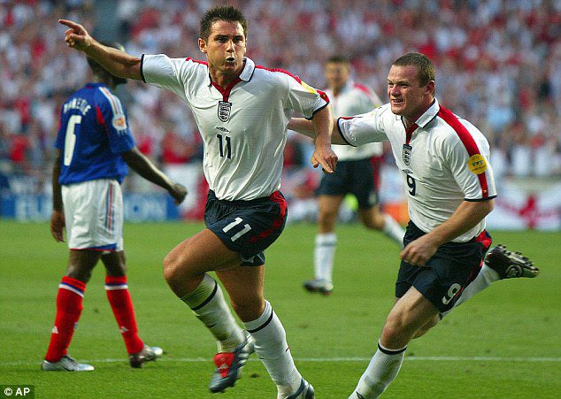 Shirt + boots of the Day📦:Chelsea Home Lampard⚽️🏴󠁧󠁢󠁥󠁮󠁧󠁿. A classic title winning shirt😮‍💨✅umbro+ fly emirates times &amp; levelled up with the Predator Roteiro combo 2004🔥
#football #futbol #worldcup #lampard #camiseta #footballshirt #footballshirtcollector #soccer #predator #roteiro