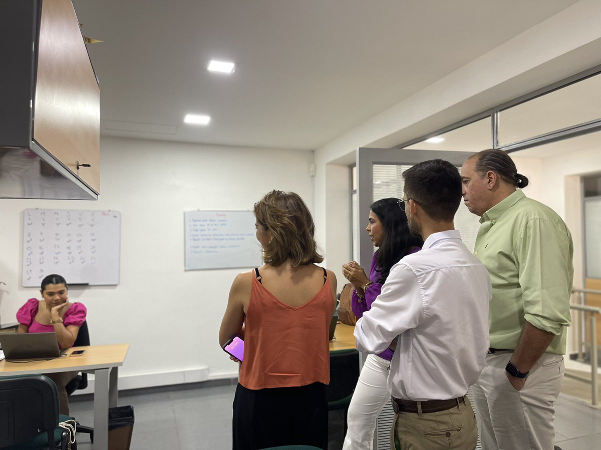 Combarranquilla's tweet photo. ¡Buenos días! ✨

Los saludamos desde nuestra Agencia de Empleo Alto Prado, con la compañía de Paula Herrera, directora del Servicio Público de Empleo. 💚
@ServiciodEmpleo https://t.co/RsdG9UlhbZ