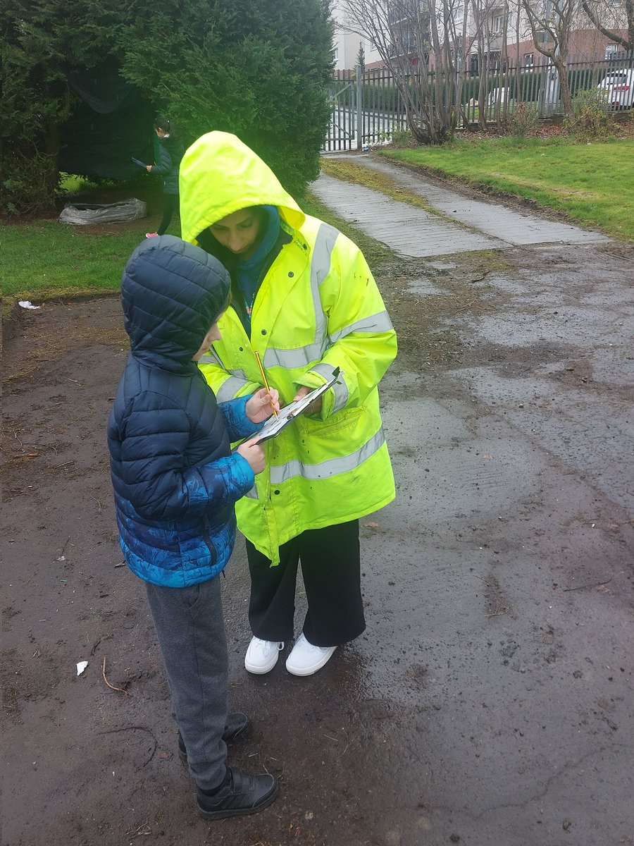 Miss_Clark96's tweet photo. Taking learning outdoors as we investigate our school grounds. We used items we found to print artwork! 🌳🌲🎨 #outdoorlearning @MissMurney https://t.co/S7jNYEhlUo