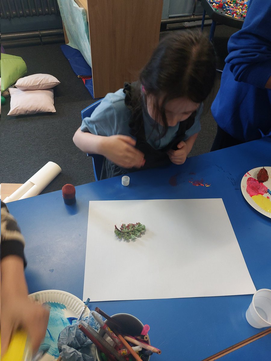 Miss_Clark96's tweet photo. Taking learning outdoors as we investigate our school grounds. We used items we found to print artwork! 🌳🌲🎨 #outdoorlearning @MissMurney https://t.co/S7jNYEhlUo