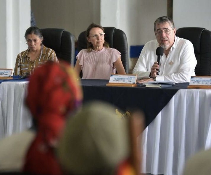 Ayer junto al Presidente, recibimos de autoridades indígenas su Declaración de Buena Fe de Tezulutlán, Alta Verapaz. Incluye puntos básicos y a la vez esenciales como procurar el bienestar de la mano de la Naturaleza, comenzar a saldar la deuda de acceso a agua, electricidad,