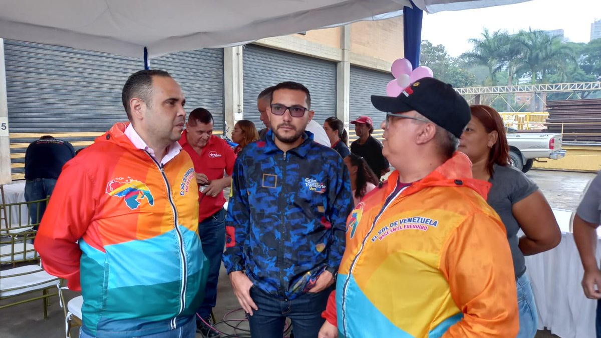 EdisonB25's tweet photo. ✊🏼Hoy nos encontramos en la jornada de atención social hacia nuestra Clase Obrera en Propatria, donde se lleva cabo las jornadas de cedulación, mision Venezuela Joven y misión Mujer Venezuela, en equipo con @rvaraguayan, siguiendo las instrucciones de nuestro pdte @NicolasMaduro https://t.co/LRHBIjvKB4