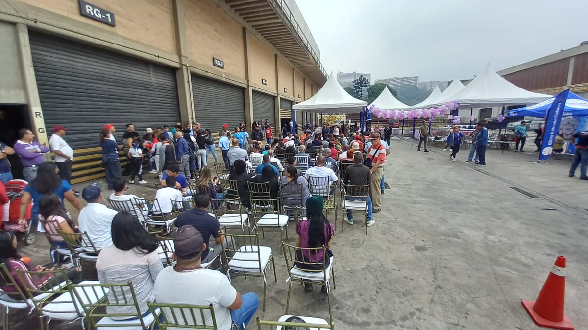 EdisonB25's tweet photo. ✊🏼Hoy nos encontramos en la jornada de atención social hacia nuestra Clase Obrera en Propatria, donde se lleva cabo las jornadas de cedulación, mision Venezuela Joven y misión Mujer Venezuela, en equipo con @rvaraguayan, siguiendo las instrucciones de nuestro pdte @NicolasMaduro https://t.co/LRHBIjvKB4