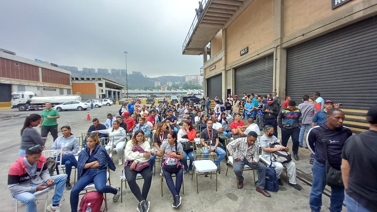 EdisonB25's tweet photo. ✊🏼Hoy nos encontramos en la jornada de atención social hacia nuestra Clase Obrera en Propatria, donde se lleva cabo las jornadas de cedulación, mision Venezuela Joven y misión Mujer Venezuela, en equipo con @rvaraguayan, siguiendo las instrucciones de nuestro pdte @NicolasMaduro https://t.co/LRHBIjvKB4
