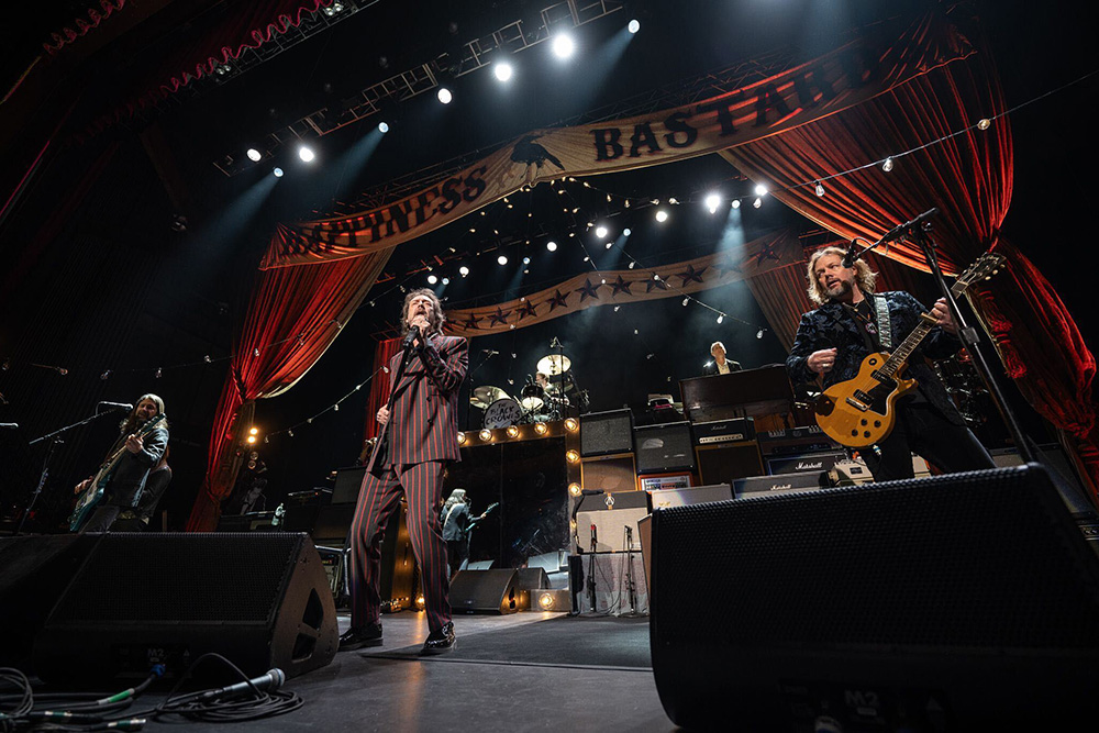 The Black Crowes Soar with Fresh Tracks and Deep Cuts in Oakland at @foxoakland ➡️ tinyurl.com/BlackCrowes24 This version of @theblackcrowes are returning to the straight-ahead, swaggering rock and blistering blues that put them on the map in the early 1990s. - @gms111