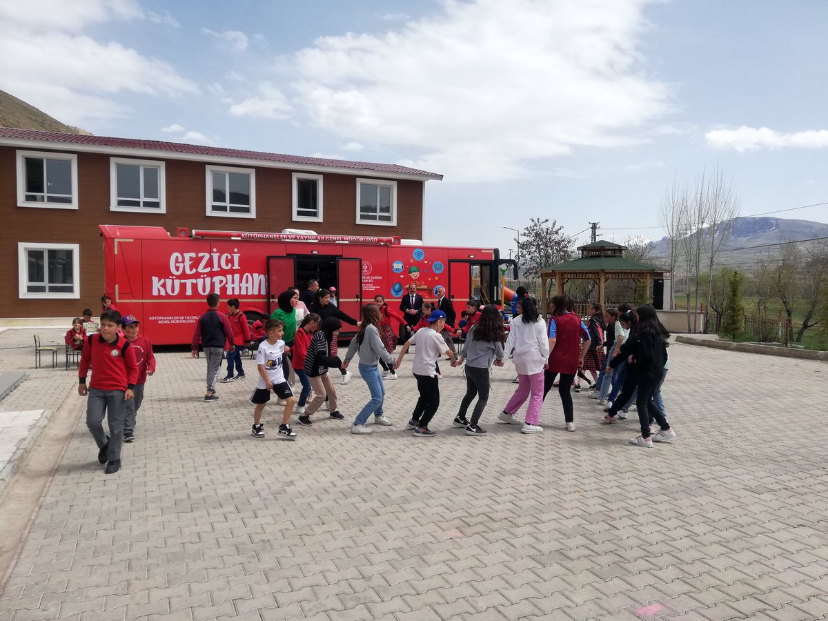 Maden Köyümüzde çocuklarla buluştuk. Vali Yardımcımız Sayın Cem Gümrükçü de çocukların eğlencesine eşlik etti. İlgilerinden dolayı Maden İlk ve Ortaokul personeline teşekkür ederiz.
<a href="/tckulturturizm/">T.C. Kültür ve Turizm Bakanlığı</a>
<a href="/MehmetNuriErsoy/">Mehmet Nuri Ersoy</a>
<a href="/MustafaEldivan/">MustafaEldivan</a>
<a href="/etkinkutuphane/">Etkin Kütüphane</a>
#GeziciKütüphane
#Bayburtokuyor