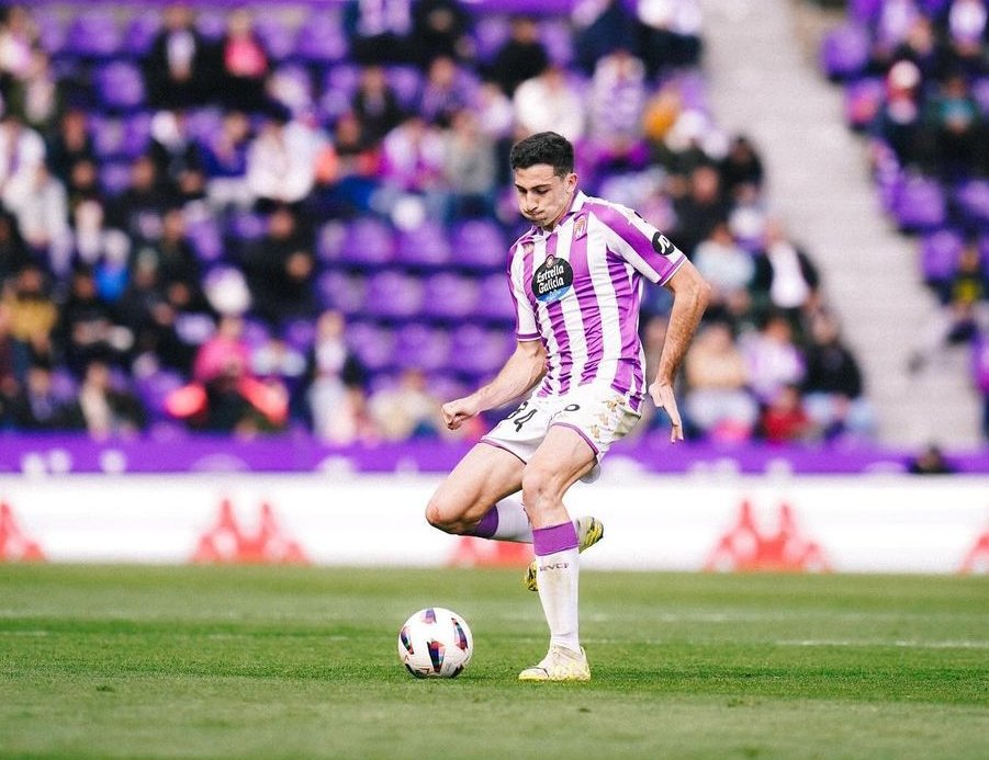 ℹ️ César Tárrega está a 4 partidos con el Valladolid de renovar hasta junio de 2028 su contrato con el @valenciacf 📝 Existe una cláusula por la cual si juega el 65% de los minutos en su cesión pasa por contrato a tener ficha de primer equipo y ampliar su vinculación hasta 2028