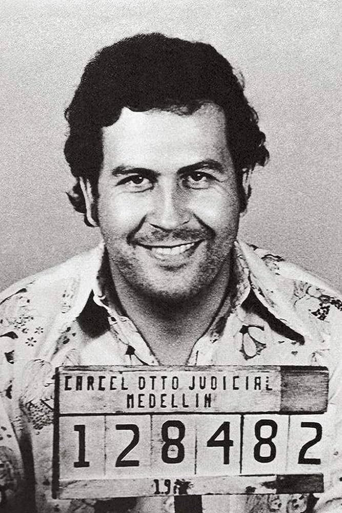 🇨🇴 PABLO ESCOBAR E SEU NARCOTRÁFICO NO FUTEBOL COLOMBIANO: 

Pablo Emilio Escobar Gaviria (1949-1993), nascido em Medellín, foi um dos mais temidos e influentes narcotraficantes na América do Sul e que tiveram fortes laços no mundo do futebol, em especial, o colombiano. Torcedor