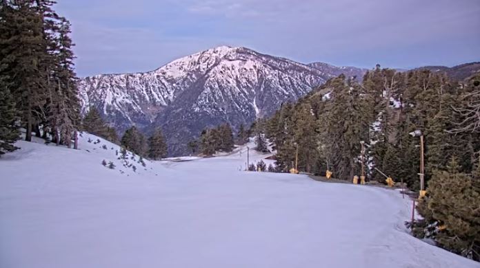 Come experience the best spring skiing in years at Southern California's closest winter resort. We're open daily through 4/21 with nearly every trail available at the West Resort. Skies will be sunny and breezy today with daytime temps in the mid 60s ... mthigh.com/site/trails-an…