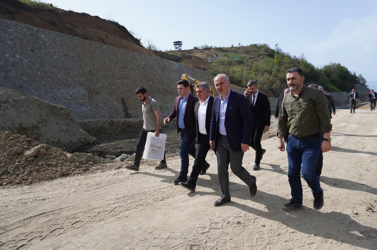 Karayolları 10. Bölge Müdürü Mehmet Aşık ile birlikte Dağbaşı Isırlık bağlantı yolunda devam çalışmaların son durumlarıyla ilgili incelemelerde bulunarak teknik ekipten bilgiler aldık.