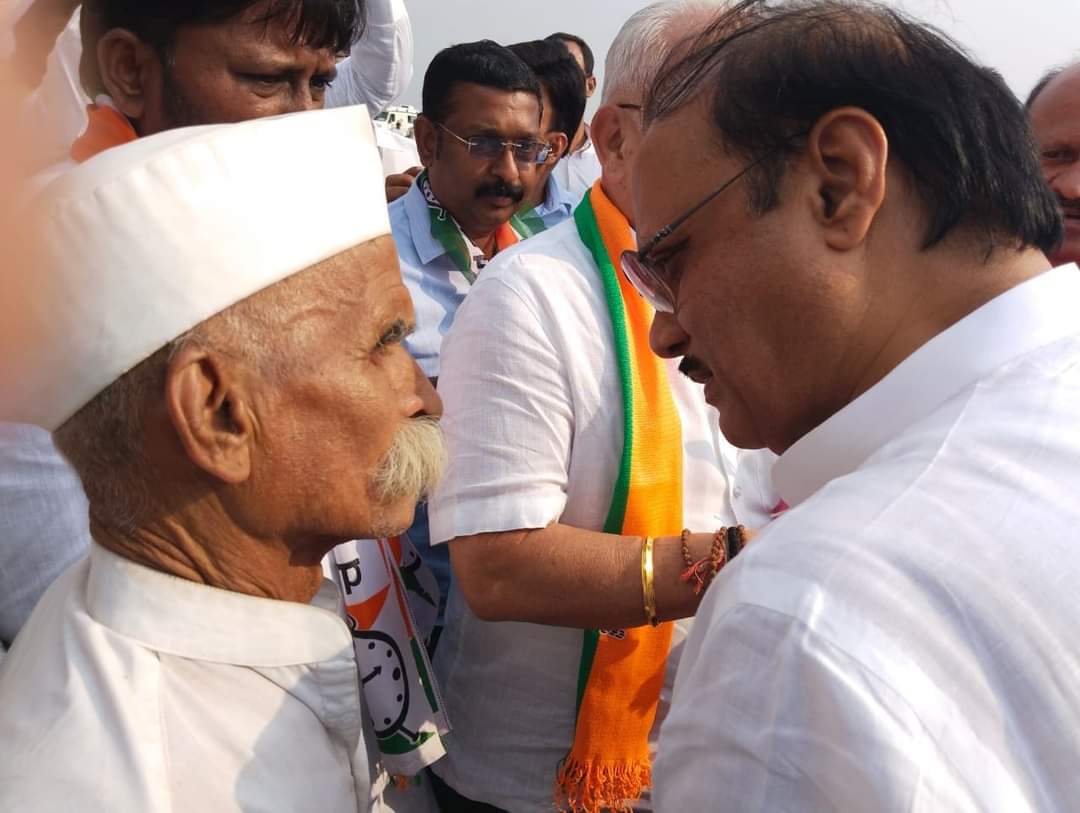 ही आहे @AjitPawarSpeaks  मित्र मंडळाची भिडे सोबत युती !
म्हणे आम्ही विचारधारा सोडली नाही.
शिव शाहू फुले आंबेडकरांचे आणि यशवंतराव चव्हाण यांची नावे घ्यायचे बंद करावे आणि राज्यातील जनतेची दिशाभूल करू नका.