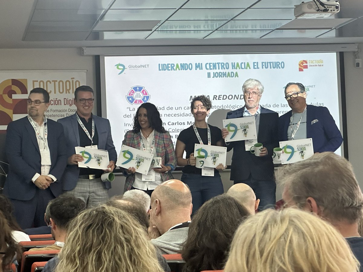 isalr8's tweet photo. Entrega de placa de reconocimiento por tener AULA DEL FUTURO… 

#LiderandoMiCentroHaciaElFuturo #JornadaGlobalNET #EnClaveDeTIC @GlobalNET_info @DigitalFactoria https://t.co/QK4aCGfH4j
