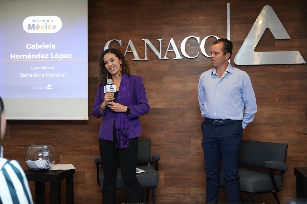 ¡El esfuerzo de las y los empresarios impulsa Durango!💪🏻 Gracias a @CanacoDurango por este espacio para platicar, escuchar y construir, porque el Durango que soñamos solo es posible trabajando unidos, con las ideas de todas y todos. ➕💡 Por eso, con su confianza, ¡seré su