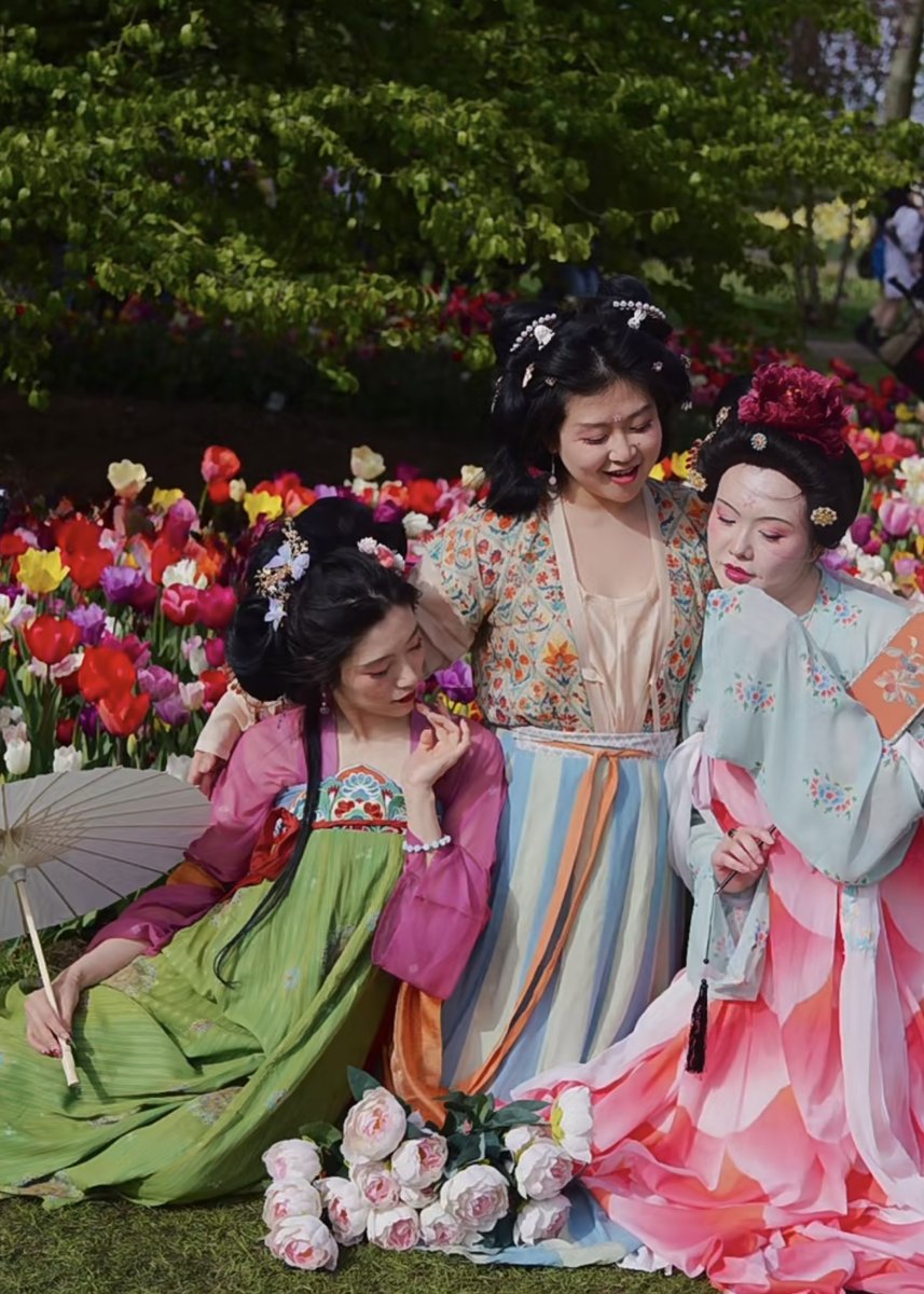 In springtime, hundreds of flowers are in full bloom in #Keukenhof. A blogger dresses in #Hanfu and is surrounded by the 'ocean of #flowers.' (Via: daniatongxie）