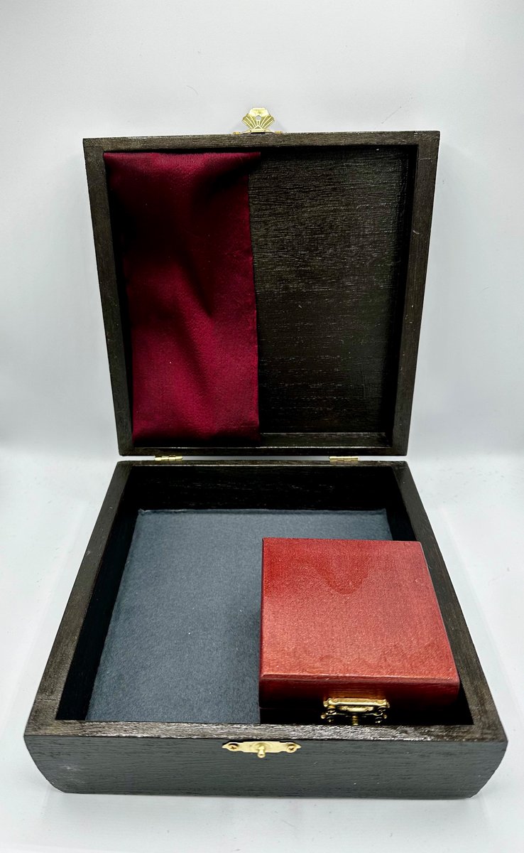 ValkyrieTotems's tweet photo. Get that sneak attack with the stealthy Rogue box! 

Bold colors abound with our Sleek dice boxes, the perfect size for that school gaming club! 

A week until @calgaryexpo and so much to see in the Artist Alley A5712!

#calgaryexpo #rogue #dnd #dungeonsanddragons #dice https://t.co/FkyLaZA7th