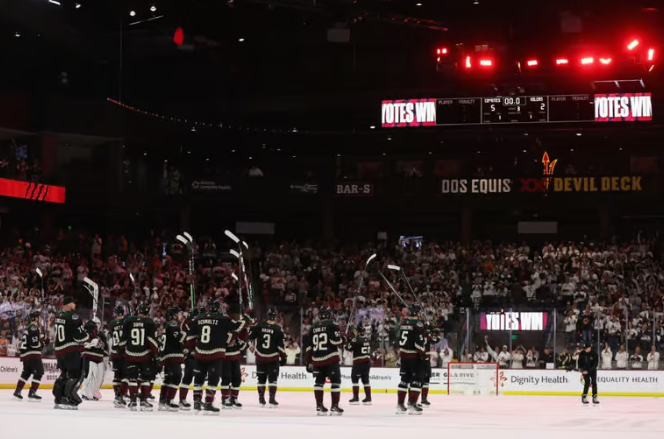 DailyNews79's tweet photo. Coyotes bid farewell, close section in Arizona before Salt Lake City movement

Read more 👉 https://t.co/gp2Wh8CeU5

#Klay #HumpDay #Steph #Harlem #Dubai #ONEPIECE1112 #heatwave https://t.co/verxS8IApn