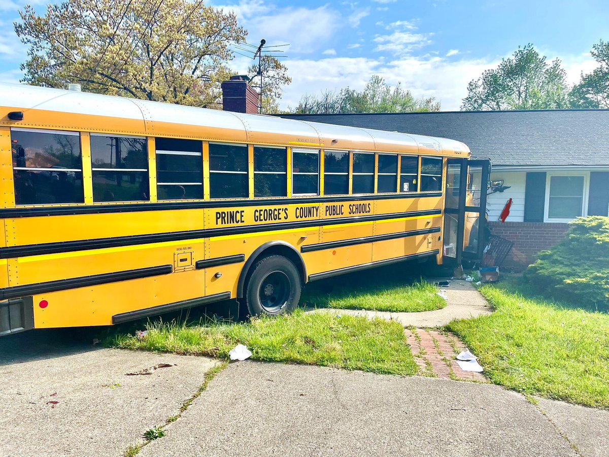 #BREAKING A school bus in Prince George's County crashed into a single-family home @fox5dc fox5dc.com/news/school-bu…