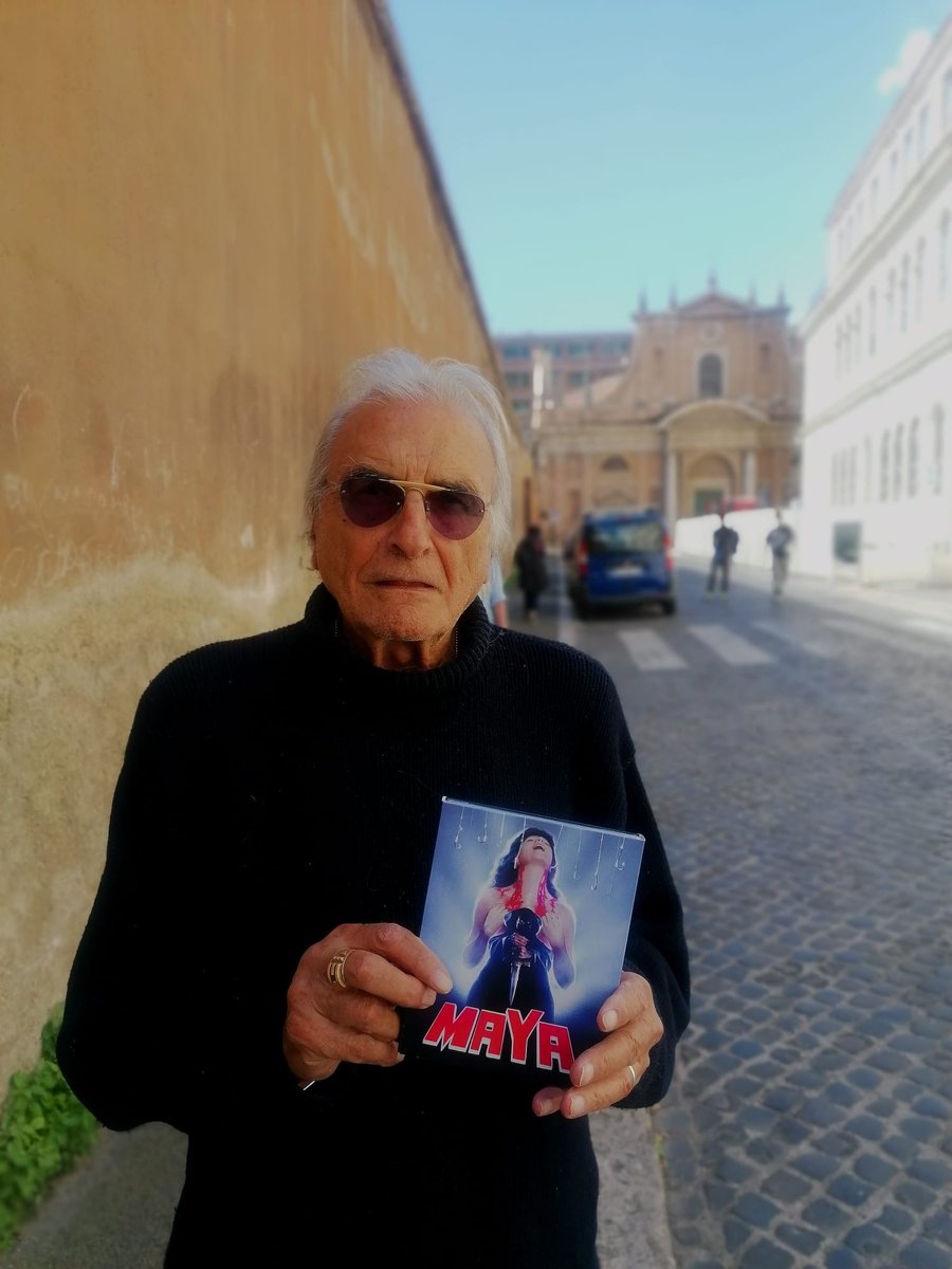 Director Marcello Avallone proudly displaying his copy of MAYA and SPECTRES. 
Do you have yours? If not, order now from vinegarsyndrome.com/collections/fr…
#italianhorror #80shorror #cultmovie #vinegarsyndrome #filmpreservation