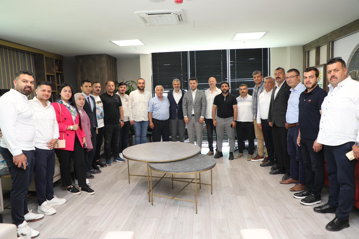 mehmetonturktr's tweet photo. Şanal ailesi ve dostlarını konuk ettik. Yeni dönemimiz için hayırlı olsun dileklerini ilettiler, teşekkür ediyorum. https://t.co/obpYR6K87G