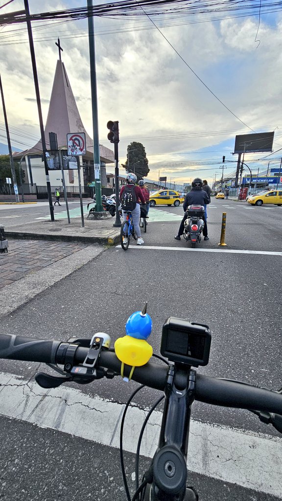 Miércoles tarde y el tráfico de bicis en #Quito

#QuitoEnBici #QuitoPedal #CicloUIO #MejorEnBici