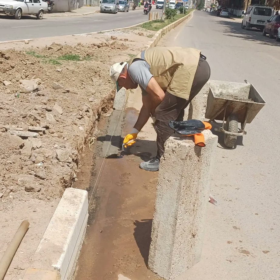 reyhanlibel's tweet photo. Fen işleri Müdürlüğüne Bağlı Ekiplerimiz ilçe genelinde çalışmalarını aralıksız sürdürüyor.

Ekiplerimiz Atatürk Caddesi başta olmak üzeri ilçe genelindeki orta refüjlerde bulunan bordur taşlarını yenileme ve onarım çalışmasına devam ediyorlar. https://t.co/LB5juBz7Y1