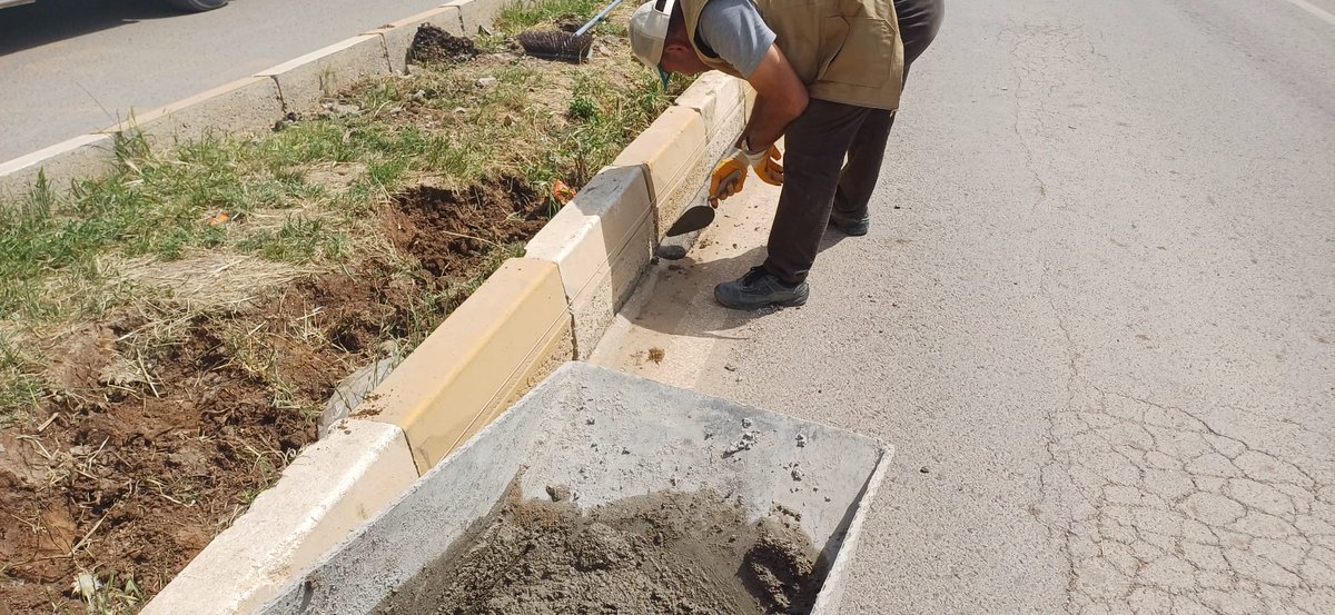 reyhanlibel's tweet photo. Fen işleri Müdürlüğüne Bağlı Ekiplerimiz ilçe genelinde çalışmalarını aralıksız sürdürüyor.

Ekiplerimiz Atatürk Caddesi başta olmak üzeri ilçe genelindeki orta refüjlerde bulunan bordur taşlarını yenileme ve onarım çalışmasına devam ediyorlar. https://t.co/LB5juBz7Y1