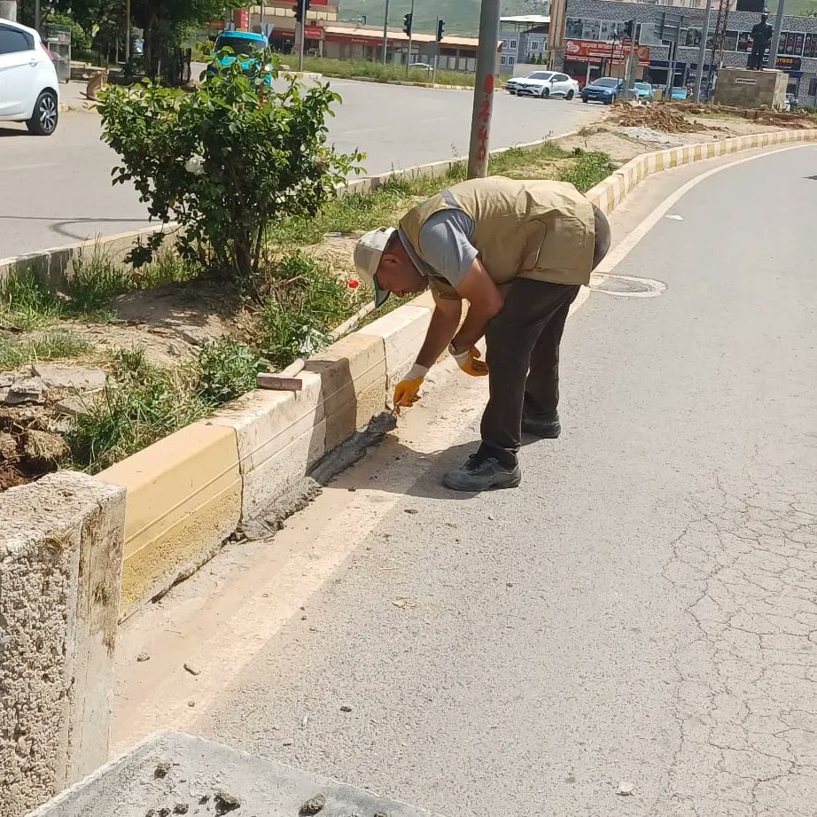 reyhanlibel's tweet photo. Fen işleri Müdürlüğüne Bağlı Ekiplerimiz ilçe genelinde çalışmalarını aralıksız sürdürüyor.

Ekiplerimiz Atatürk Caddesi başta olmak üzeri ilçe genelindeki orta refüjlerde bulunan bordur taşlarını yenileme ve onarım çalışmasına devam ediyorlar. https://t.co/LB5juBz7Y1