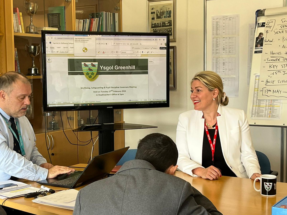 🚘 🏴󠁧󠁢󠁷󠁬󠁳󠁿 The Welsh Conservatives are visiting West Wales this week. 🏫 @LauraJ4SWEast has stopped into Ysgol Greenhill. 🗣️ Chatting about education in West Wales.