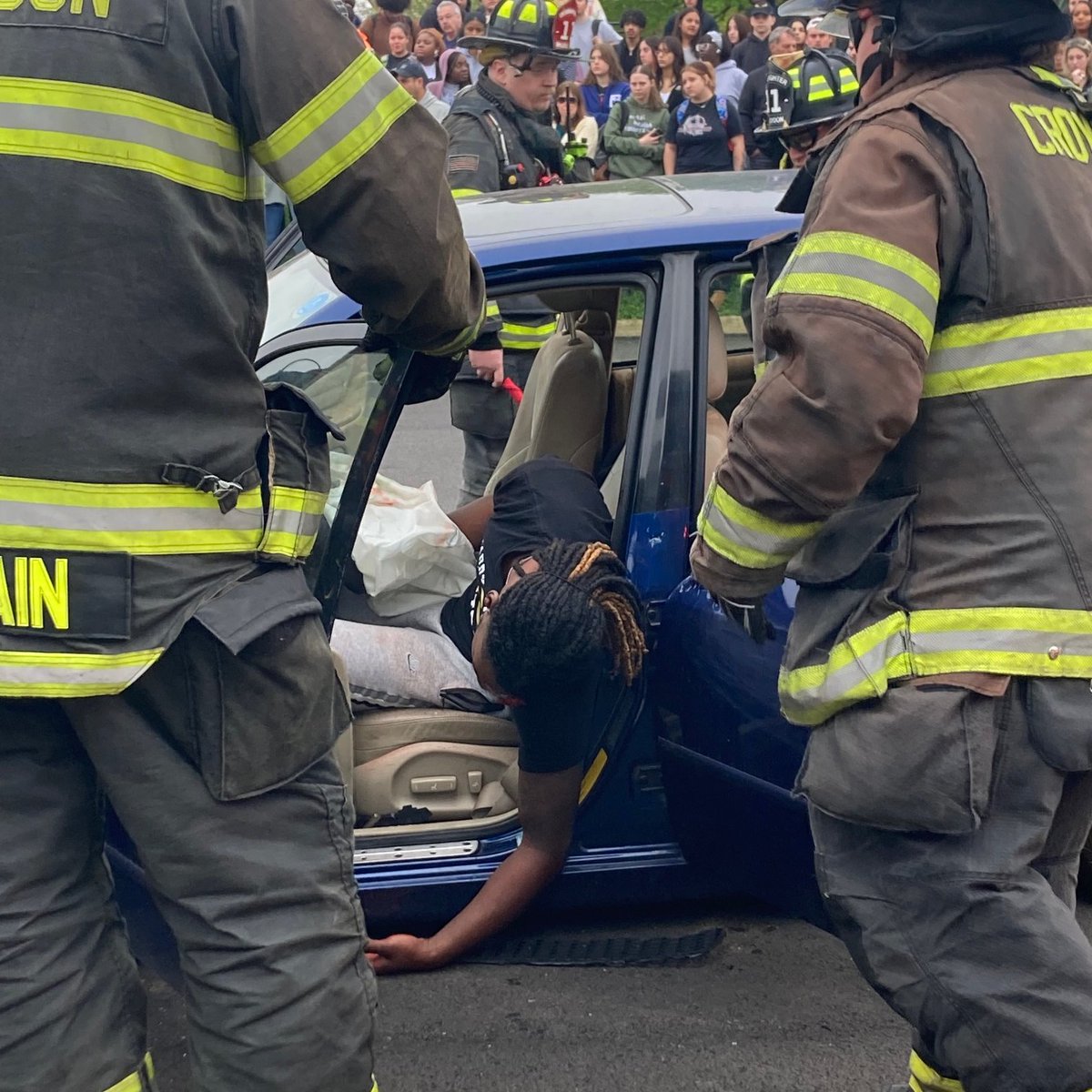 tmabucks's tweet photo. 🚘 @TrumanTigerBTSD of @BristolTwpSD held its annual mock car crash event under the direction of "Students Against Destructive Decisions" advisor/teacher @MrsSpinelliHST to teach students &amp; parents about the dangers of distracted &amp; drunk driving.

@BristolTwpPD | @BucksEhs https://t.co/AW3i8AVP8k