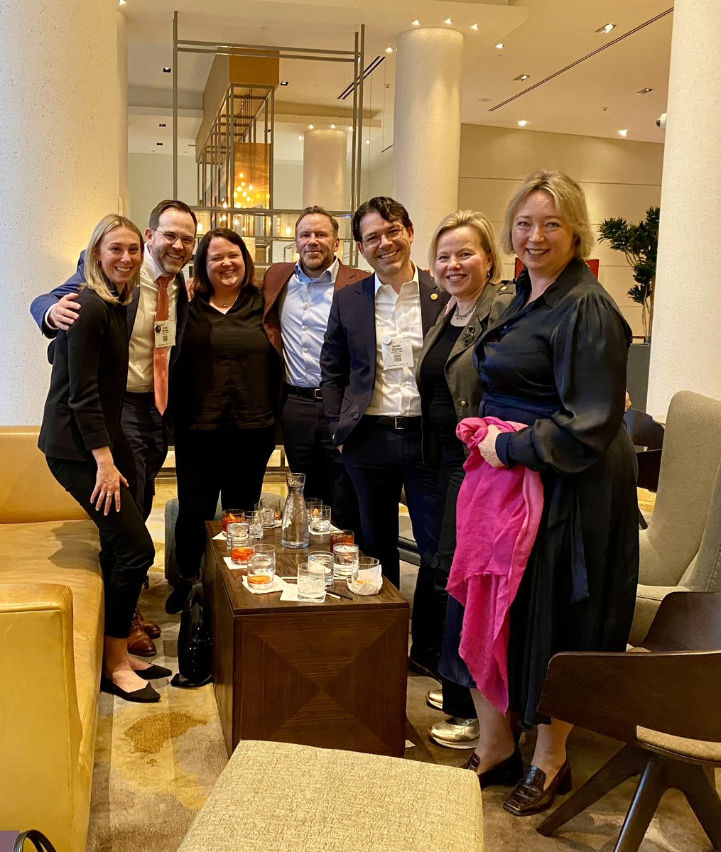 Celebrating a great end to #AANAM with @nsanar @davidevanstx @jtjordan @NeuroDrCorrea 🧠💪🏼💚 So grateful for this team!