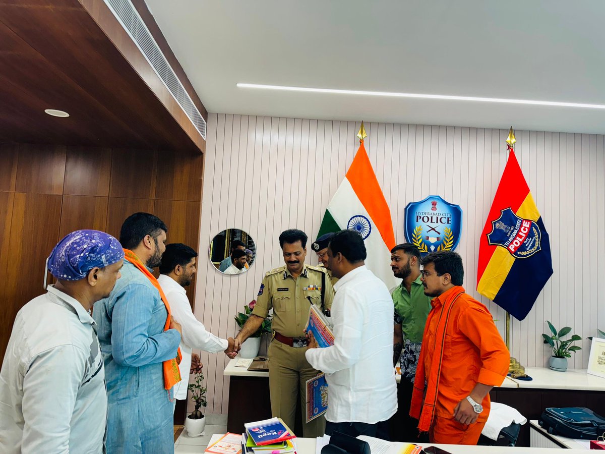 ShivaramuluV's tweet photo. హనుమాన్ జయంతిని శాంతియుతంగా నిర్వహిద్దాం: సీపీ కొత్తకోట శ్రీనివాస్ రెడ్డి

హనుమాన్ జయంతిని శాంతియుతంగా నిర్వహించుకుందామని హైదరాబాద్ సిటీ పోలీస్ కమిషనర్ కొత్తకోట శ్రీనివాస్ రెడ్డి అభిప్రాయపడ్డారు. https://t.co/5lBKXfdtZV