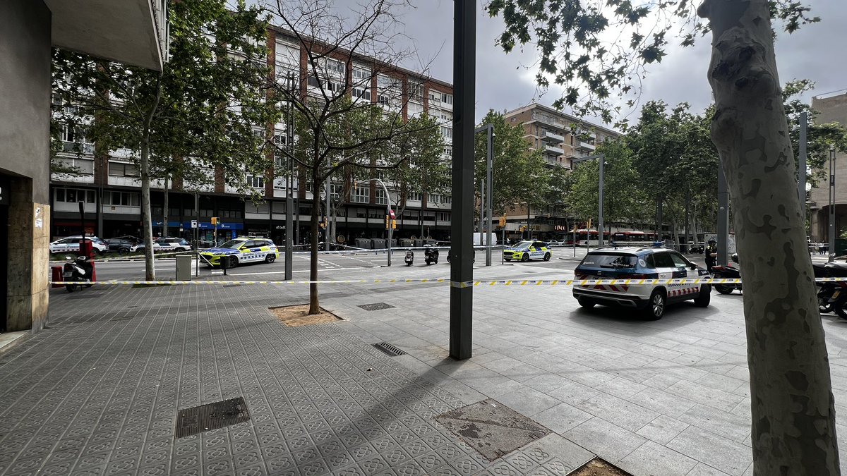 PauPunseti's tweet photo. Possible alarma de bomba? Tot tallat a l’Av. Paral·lel a l’altura del Carrer Aldana #Barcelona @324cat https://t.co/OjvXRIKMjt