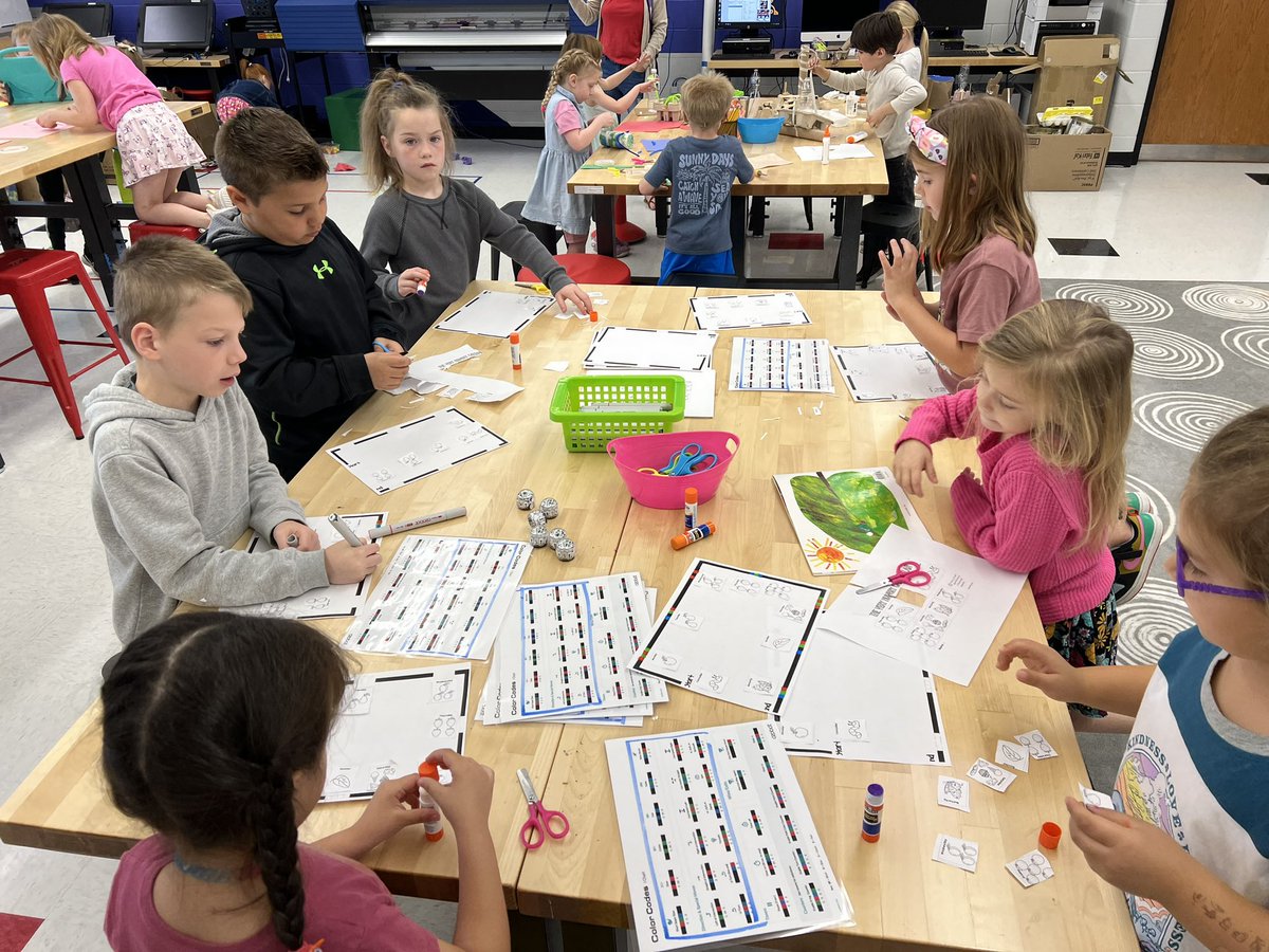 Spring is in full swing! @PCElementary Kindergarten students used @Ozobot to sequence The Very Hungry Caterpillar 🐛 #AWSThinkBiGSpace #ElevateAlder