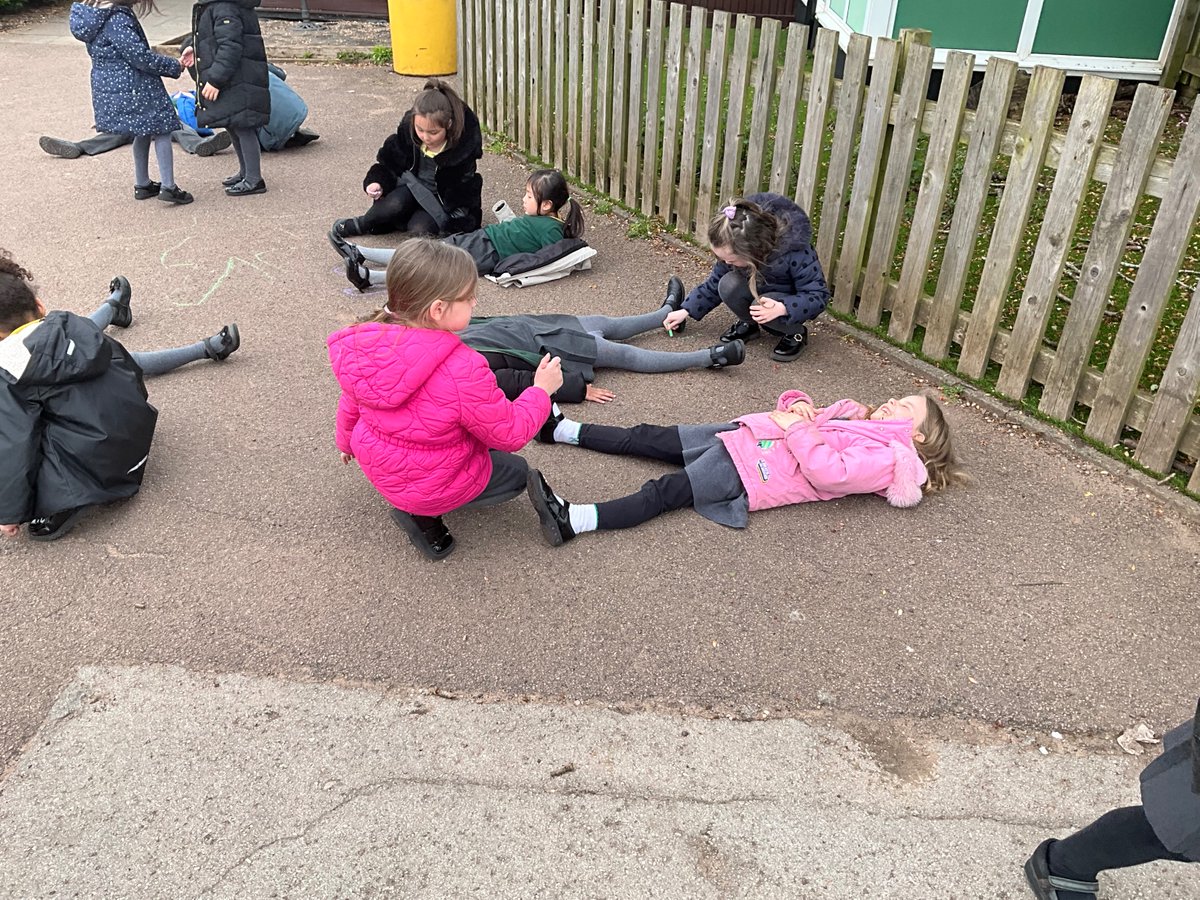 In science, Year 1 thought about the names of our different body parts and had lots of fun drawing around each other. They were very knowledgeable when naming them all! 👀🧠👂👃