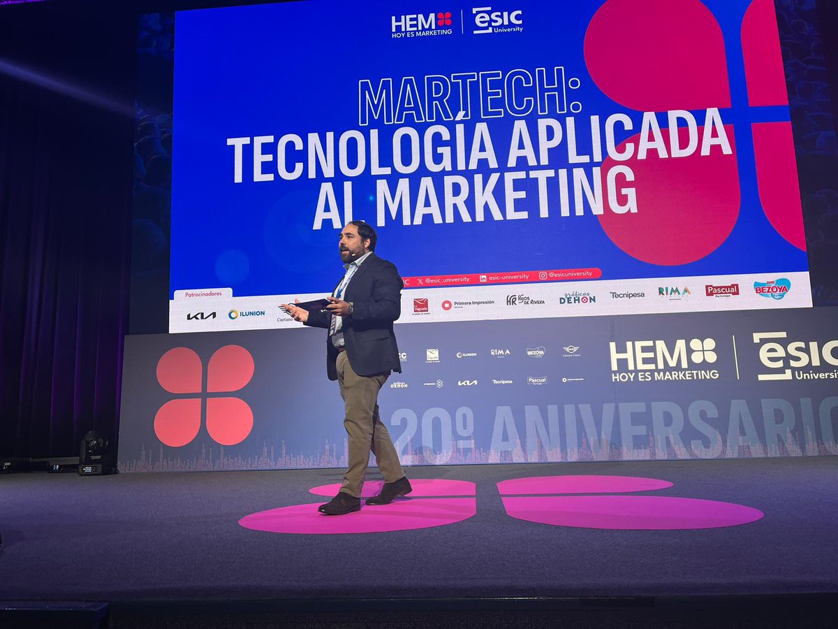 ESICBarcelona's tweet photo. "Estamos hablando de innovación, estamos hablando del catalizador del cambio." @carlosvr1326, CTO y Director de Innovación Digital ESIC University #HEMESIC https://t.co/2iccejYyIQ