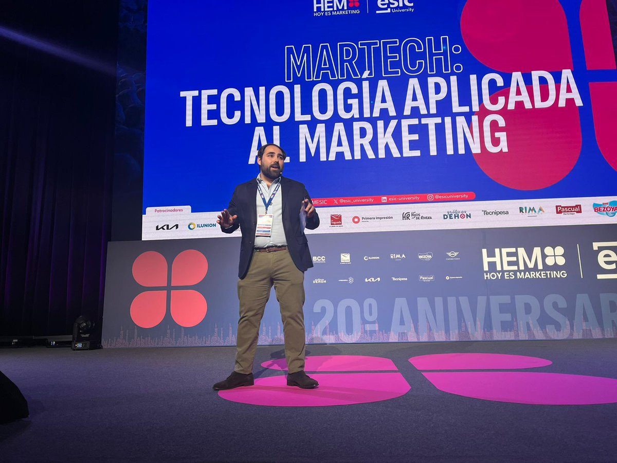 ESICBarcelona's tweet photo. "Estamos hablando de innovación, estamos hablando del catalizador del cambio." @carlosvr1326, CTO y Director de Innovación Digital ESIC University #HEMESIC https://t.co/2iccejYyIQ