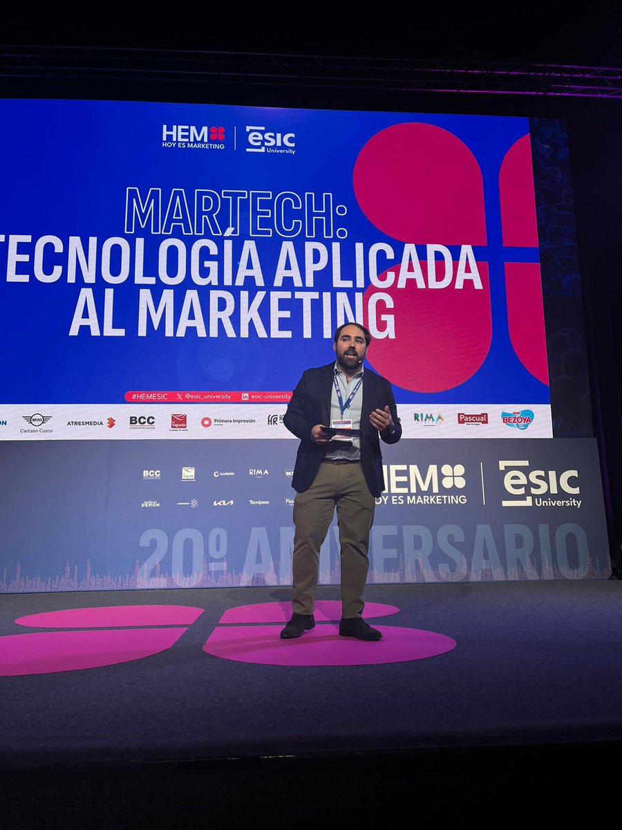ESICBarcelona's tweet photo. "Estamos hablando de innovación, estamos hablando del catalizador del cambio." @carlosvr1326, CTO y Director de Innovación Digital ESIC University #HEMESIC https://t.co/2iccejYyIQ