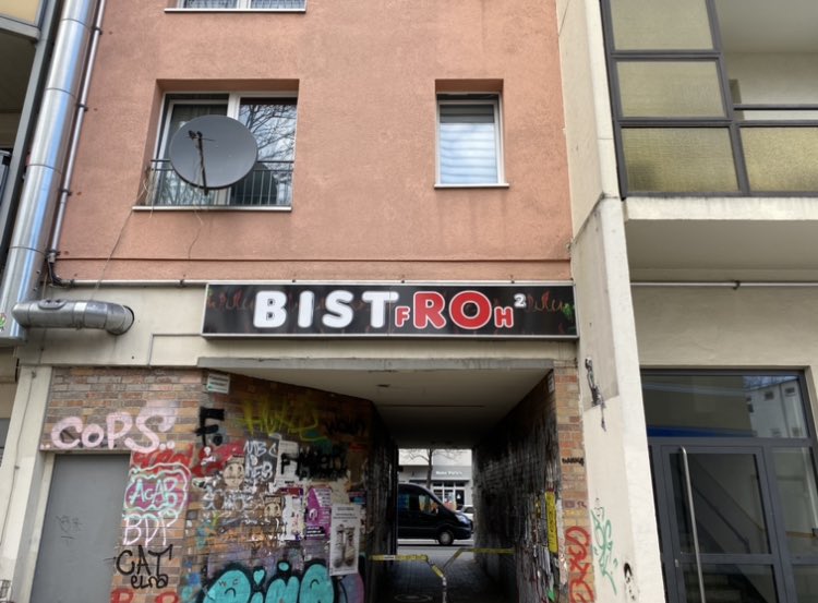 always admired the ambition of this späti name

they’ve taken “bistro”, added “froh” (happy) which makes it unpronounceable, fine, but they’ve lowercased the F so you get the point but then *also* added superscript 2 at the end (hydrogen??)

maximalist aesthetic I love it