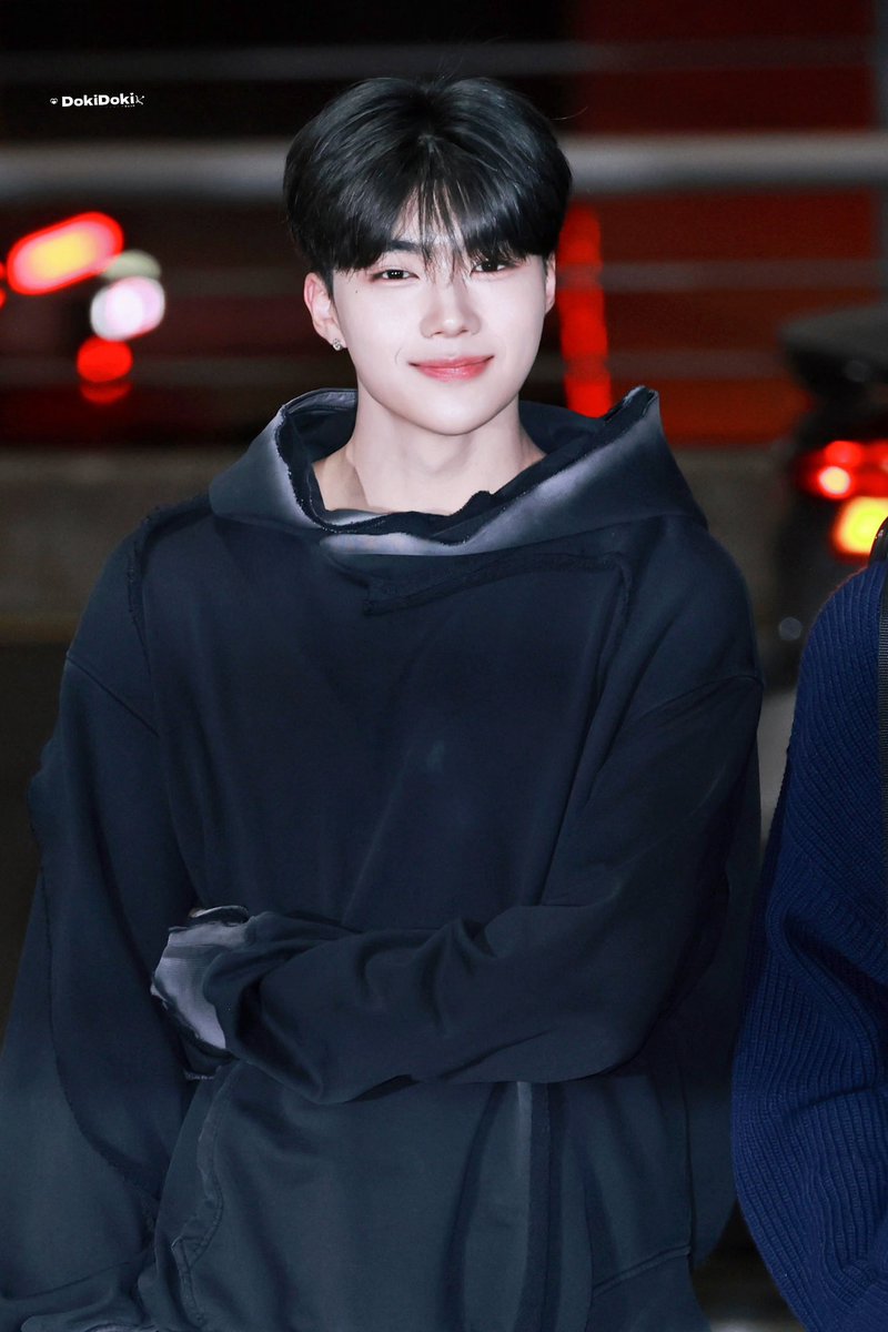 DokiDoki_0110's tweet photo. 240418 ICN 출국 HQ

#박건욱 #PARKGUNWOOK #パクゴヌク #朴乾煜 #제베원 #제로베이스원 #ZEROBASEONE #ZB1 https://t.co/UFHeBt1QVs