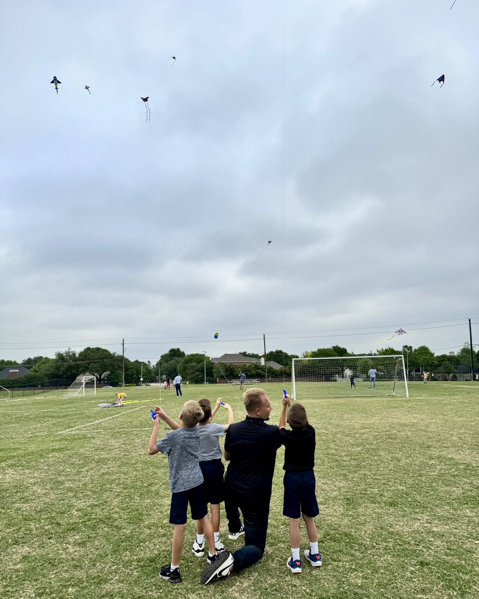 _jeremiahj's tweet image. First grade Kite Day with Dad! It took a minute but the triplets and I finally achieved synchronous flying! So much fun with my boys. Thankful for these days after watching cancer rip into our family. #triplets #dadlife